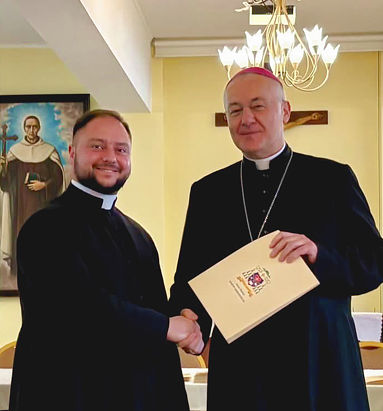 ks. Patryk Kucharski i bp Artur Ważny