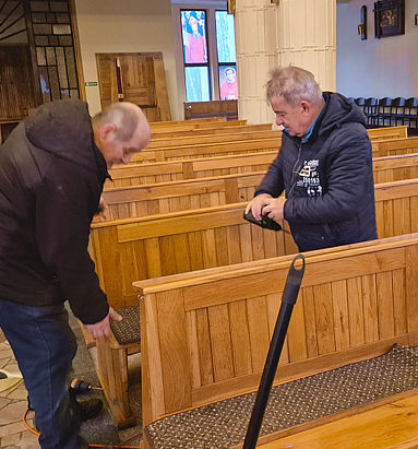 Ławki przyśrubowane...